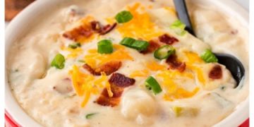 This loaded potato soup is so good! This baked potato soup recipe combines potaotes, bacon, cheddar cheese, sour cream, and more for an outragously yummy soup recipe everyone will look forward to! This is seriously the best loaded baked potato soup; everyone wants the recipe - and now you have it! Enjoy!